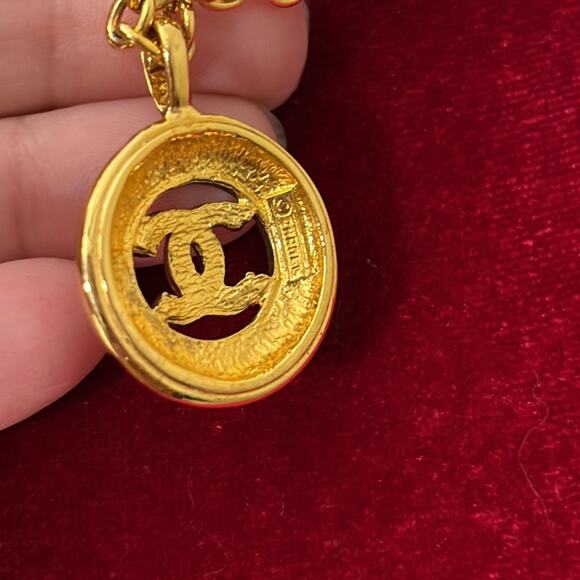 CHANEL Gold Plated Medallion CC Logos Round Charm Vintage Necklace Pendant - Picture 5 of 9
